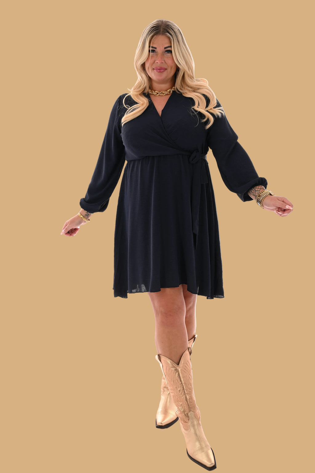 Short long-sleeved dress with bow