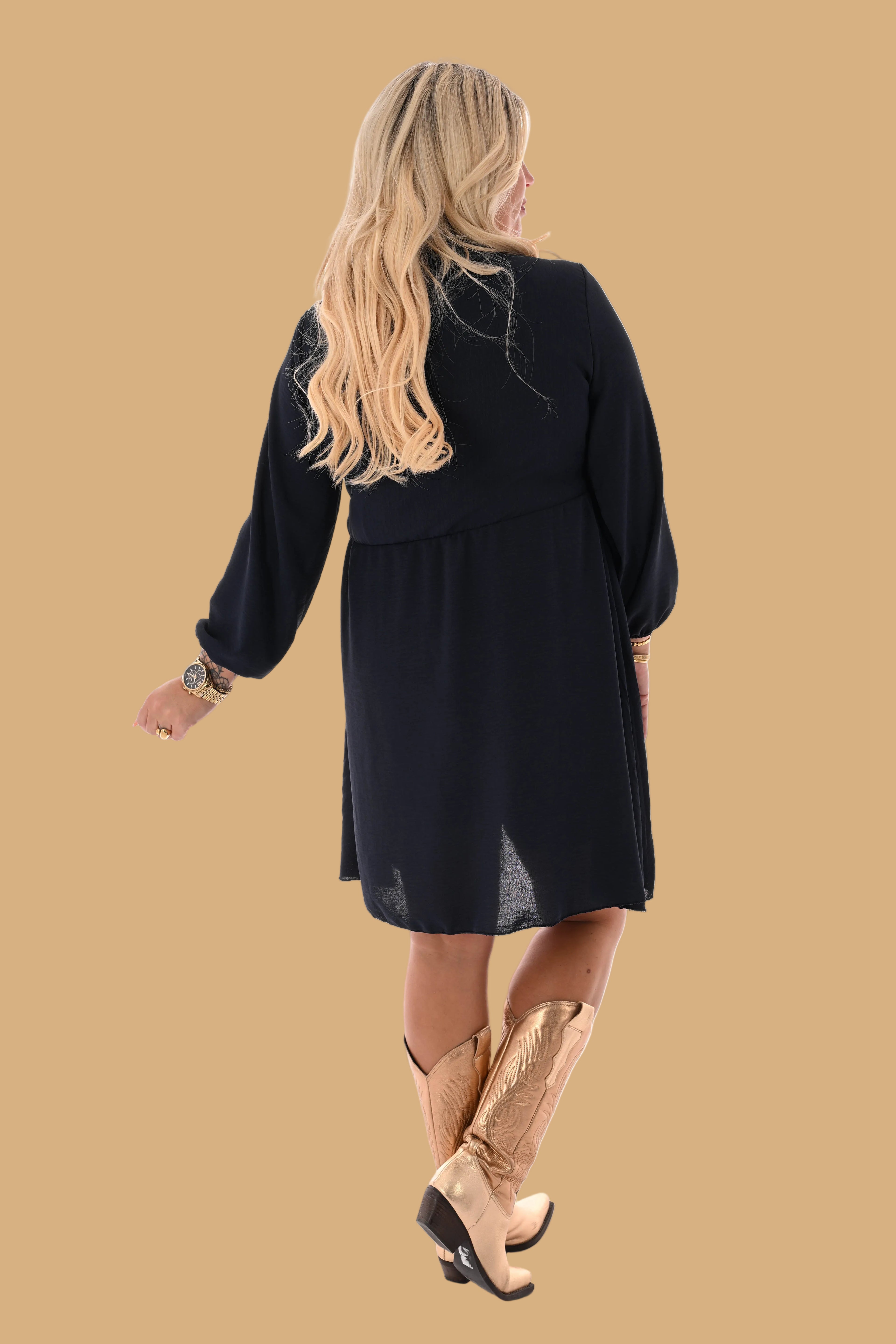 Short long-sleeved dress with bow