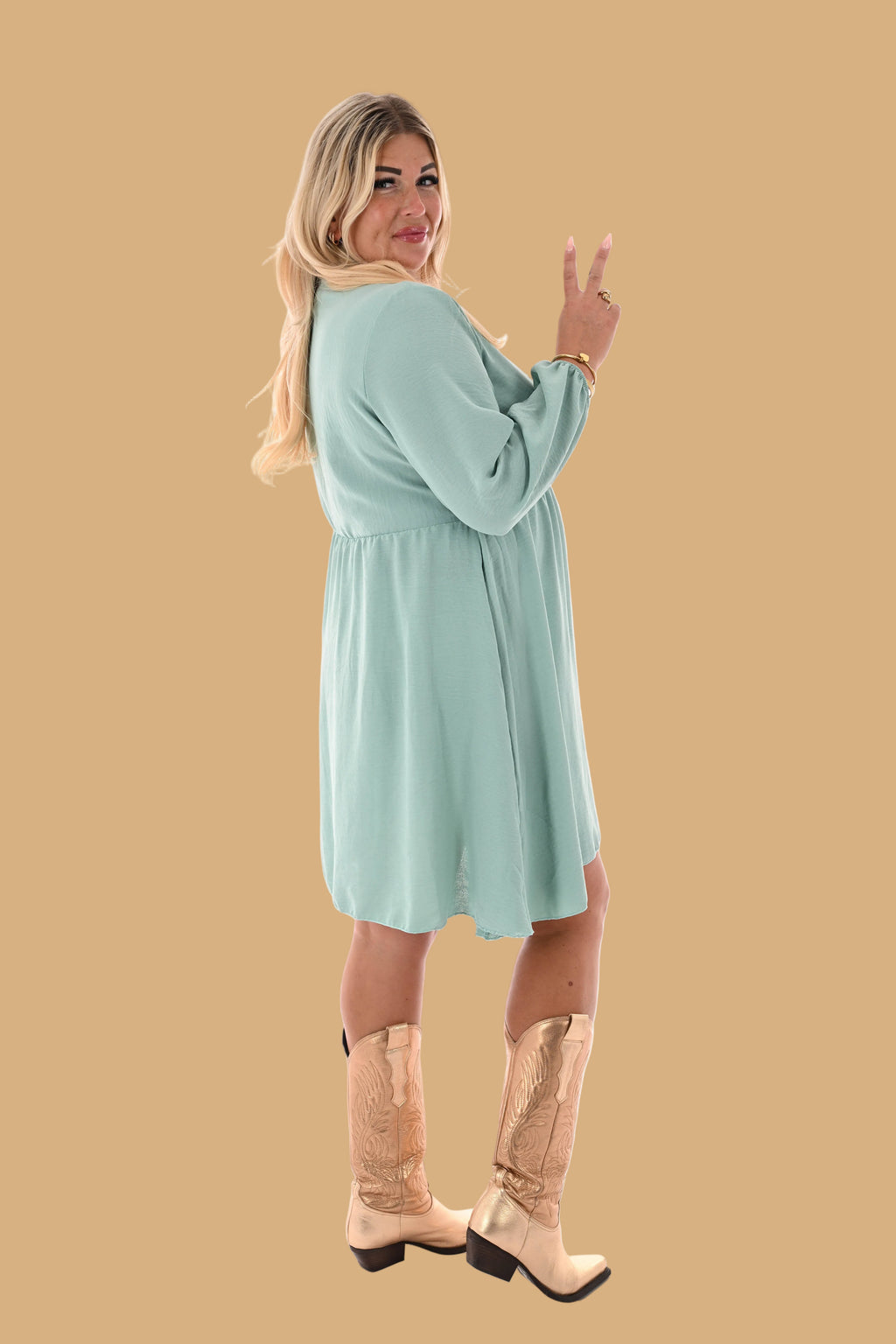 Short long-sleeved dress with bow