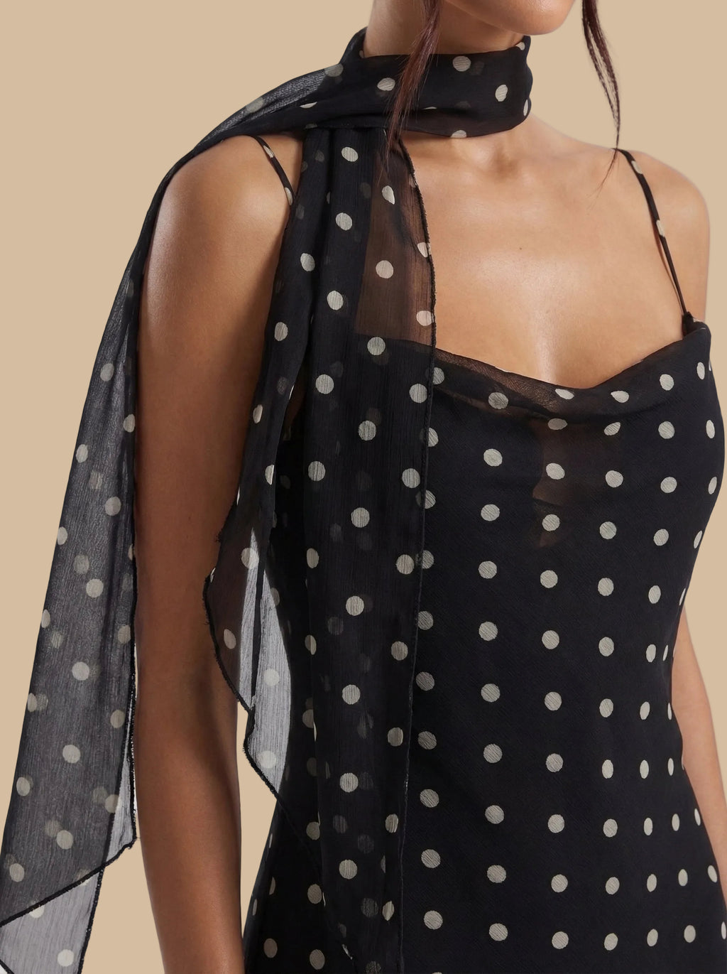 ✨Vestido Negro que Estiliza | Elegante de Lunares