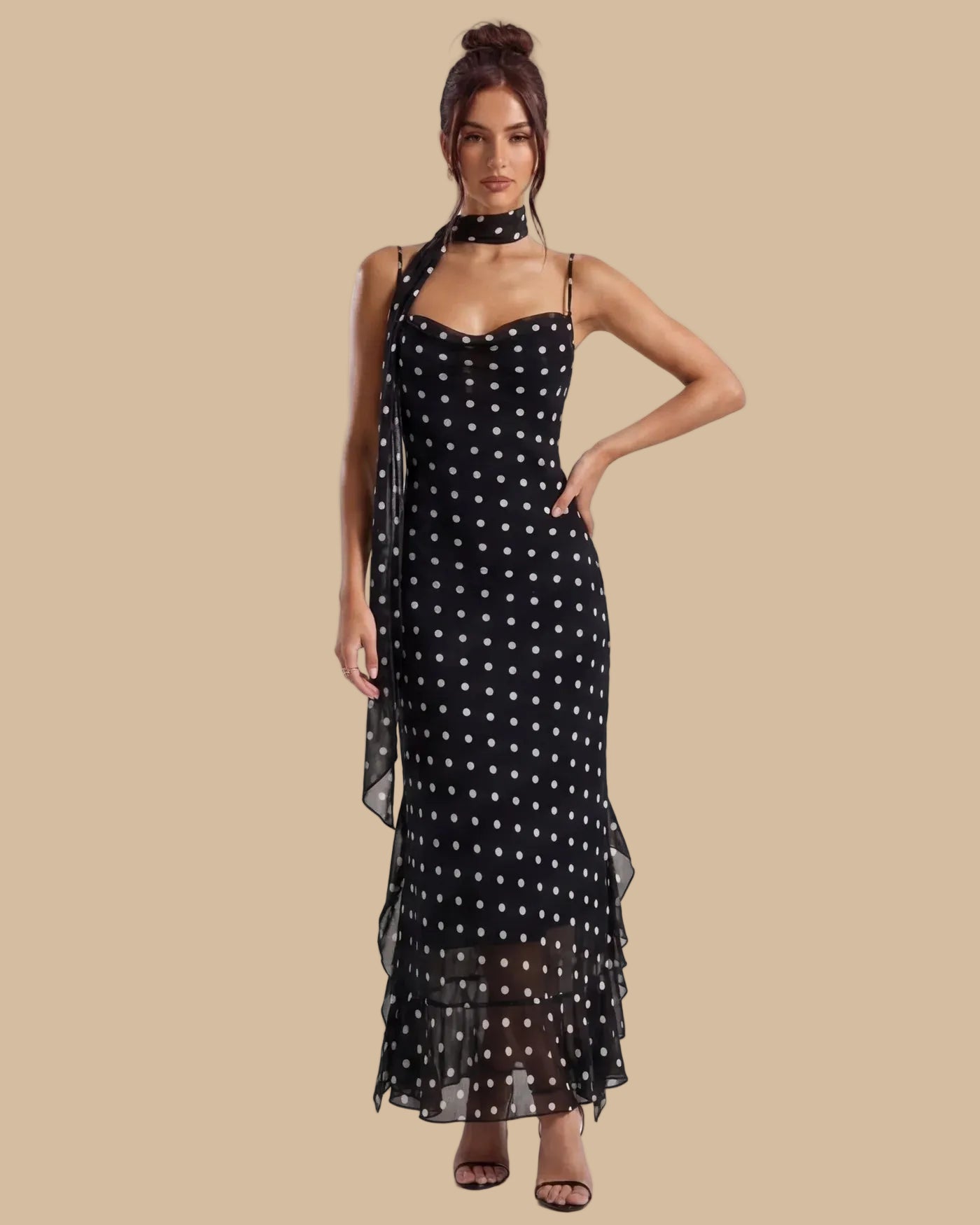 Vestido Negro que Estiliza | Elegante de Lunares